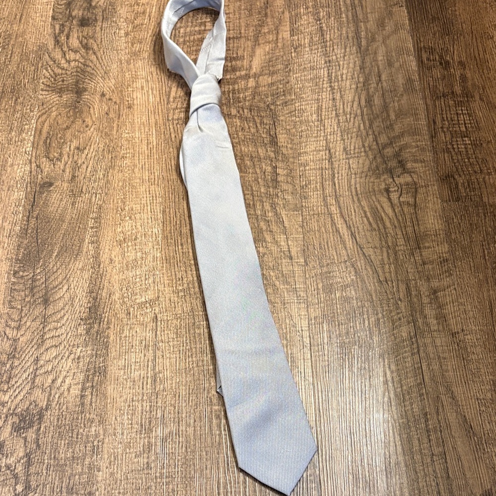 Calvin Klein 100% Silk Classic Gray Silver Neck Tie Designer Modern